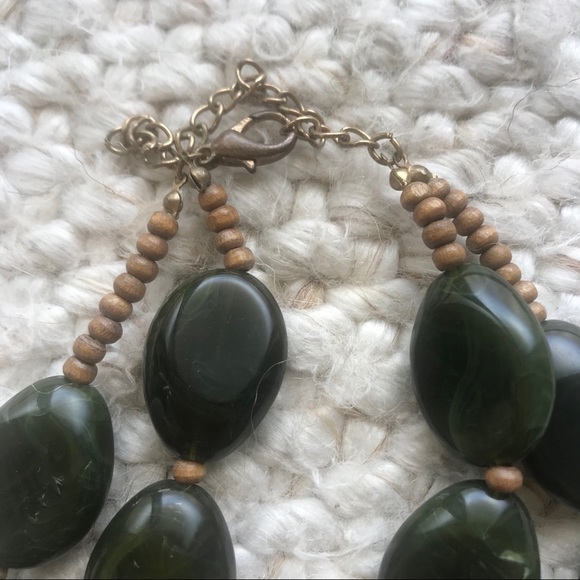 Green statement necklace - Picture 3 of 3